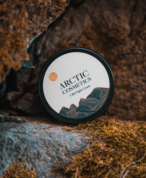 Arctic Cosmetics tuote, CBD-kaamos luonnossa kallioiden ympäröimänä